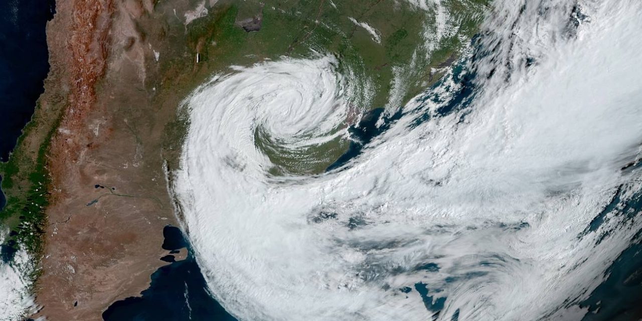 <span class="entry-title-primary">Ciclone cobre Buenos Aires com chuva, vento intenso e frio</span> <h2 class="entry-subtitle">Ciclone extratropical deve migrar para o Rio da Prata e vai trazer ventania, chuva e temperatura baixa também no Uruguai </h2>