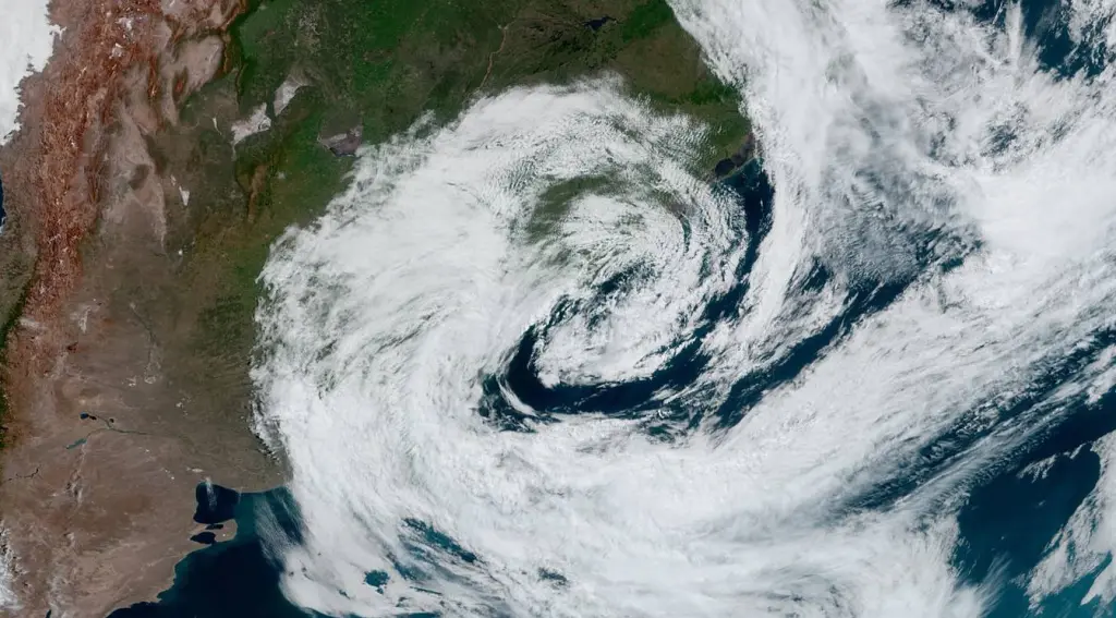 Vórtice do ciclone alcança o Rio Grande do Sul com nuvens e frio