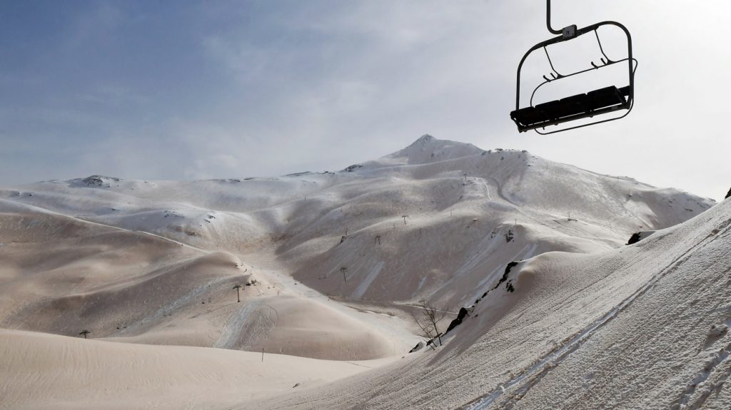 Areia do Saara deixa neve marrom em estações de esqui na Europa