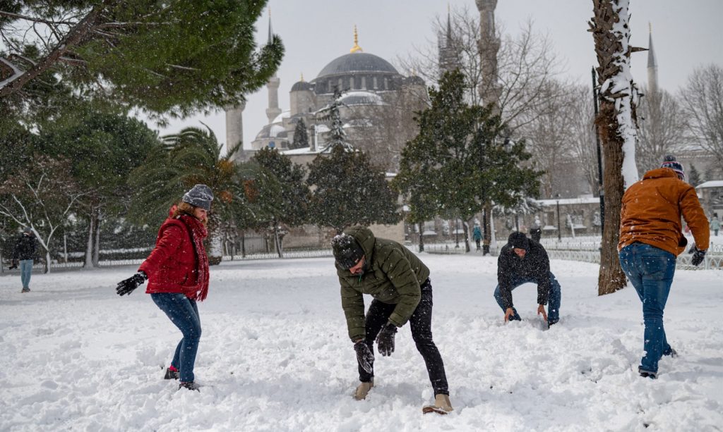 Guerra de bolas de neve se transforma em tiroteio na Turquia