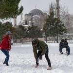 Guerra de bolas de neve se transforma em tiroteio na Turquia