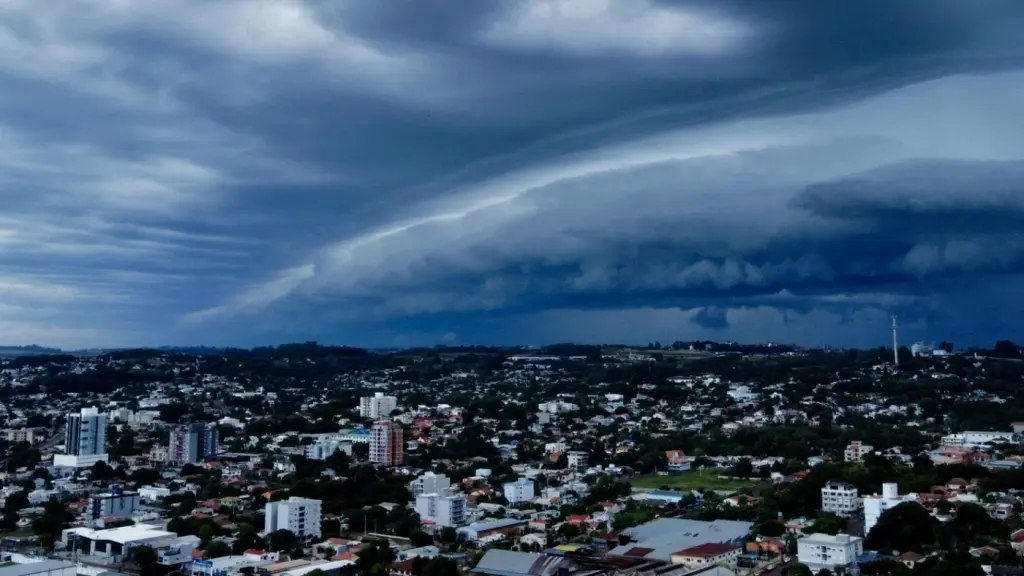 Frente fria avança com chuva e rajadas de vento forte