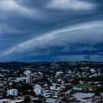 Frente fria avança com chuva e rajadas de vento forte
