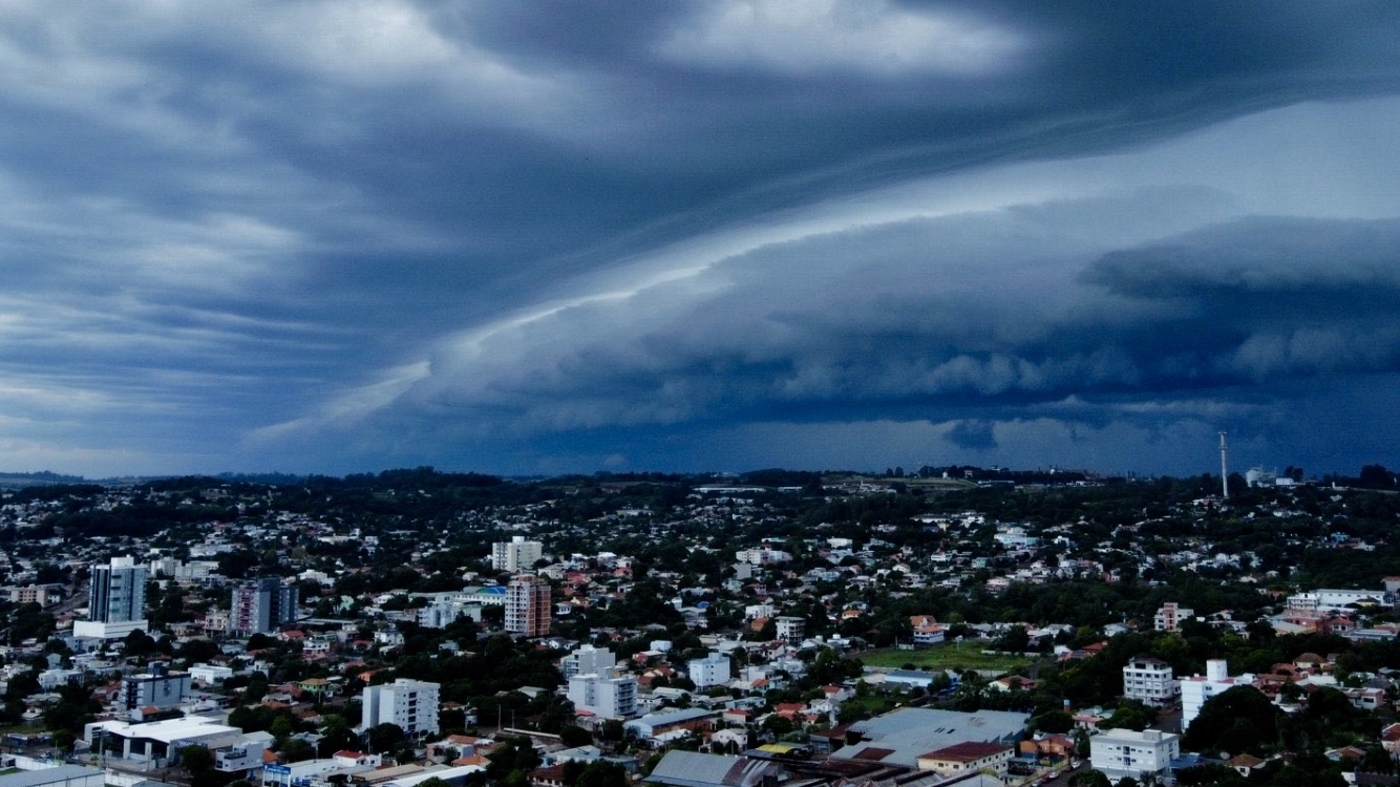 <span class="entry-title-primary">Frente fria avança com chuva e rajadas de vento forte</span> <h2 class="entry-subtitle">Frente fria que ontem castigou a Argentina e o Uruguai com violentos vendavais cruza neste momento pelo Rio Grande do Sul </h2>