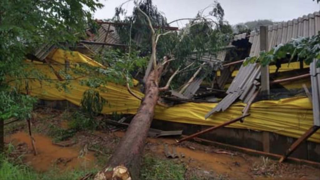 Temporais causam estragos e risco de tempestades continua