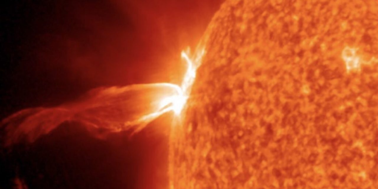 <span class="entry-title-primary">Grande explosão no Sol prenuncia tempestade solares</span> <h2 class="entry-subtitle">Uma explosão solar do tipo X foi registradas neste domingo com manchas que prometem gerar novas explosões e tempestades geomagnéticas na Terra</h2>