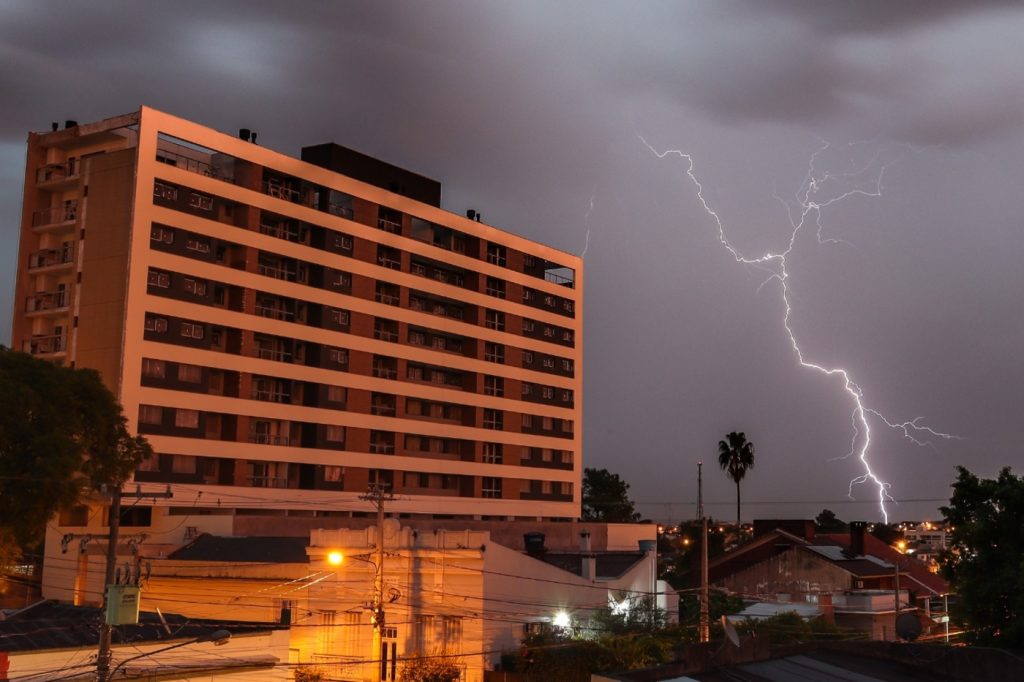 Sistema de tempestade se forma com chuva forte e vendavais