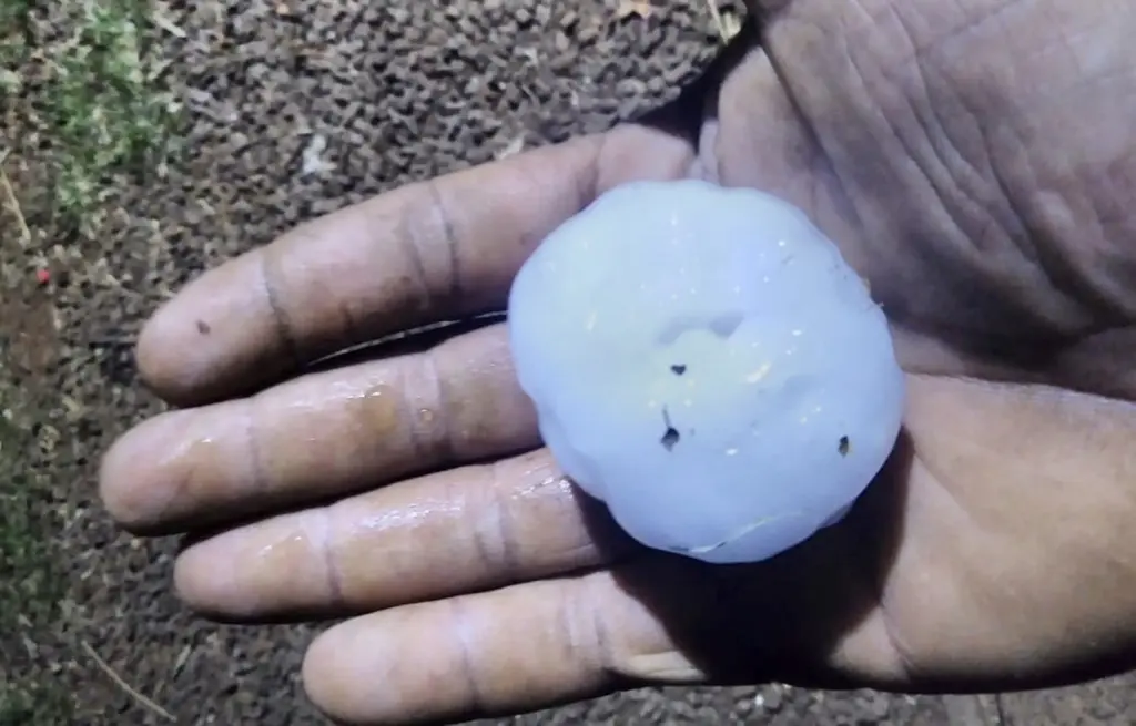 Chuva avança com temporais e até granizo grande