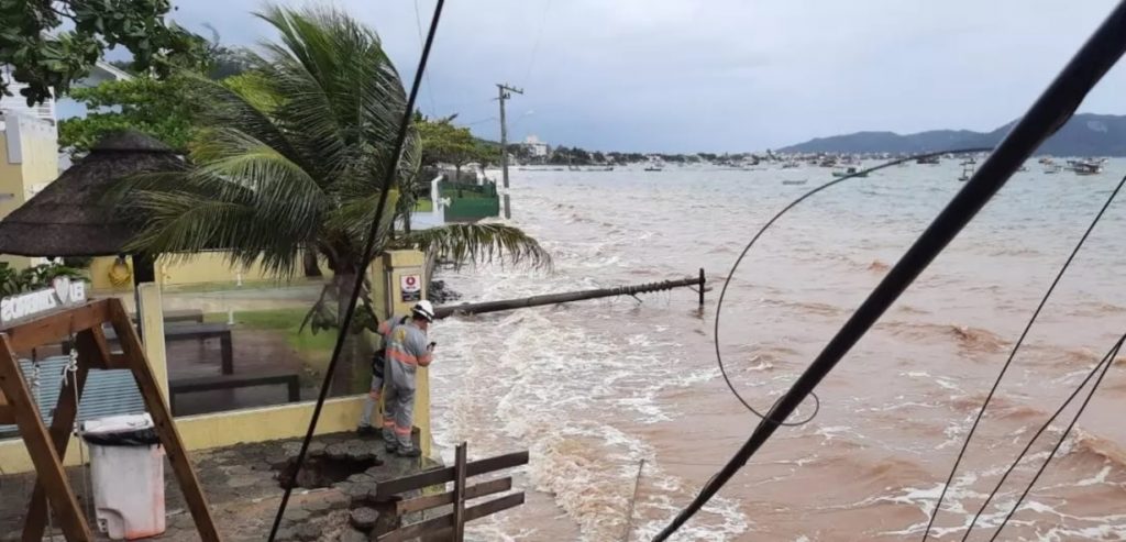 Mar avança com forte ressaca e causa estragos no Sul do Brasil