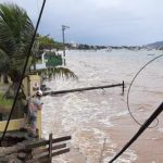 Mar avança com forte ressaca e causa estragos no Sul do Brasil
