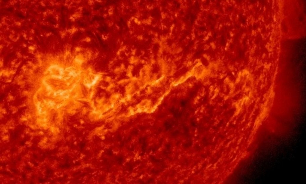 Cânion gigantesco de fogo se forma no Sol