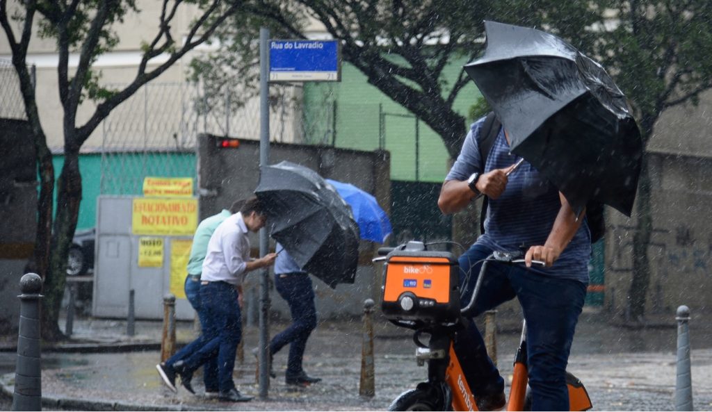 Frente fria traz chuva volumosa e transtornos no Rio de Janeiro
