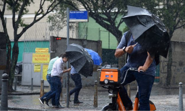 Frente fria traz chuva volumosa e transtornos no Rio de Janeiro