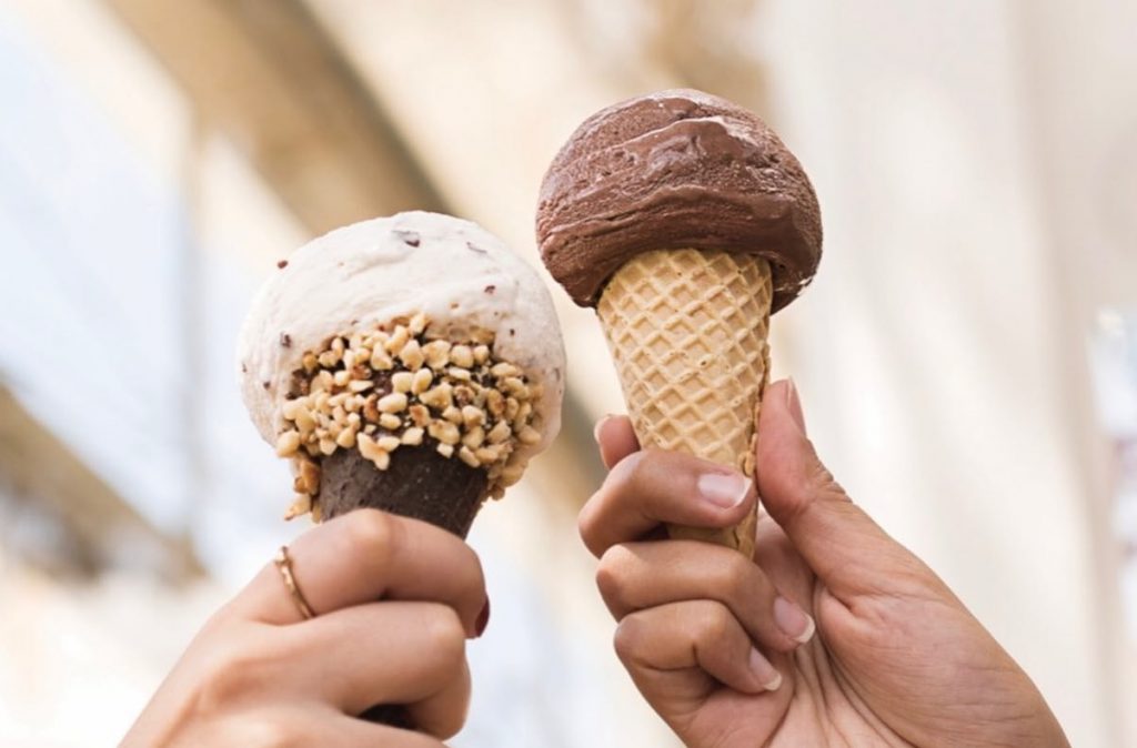 Onde vai estar ótimo para se deliciar com sorvete e aos potes?