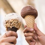 Onde vai estar ótimo para se deliciar com sorvete e aos potes?