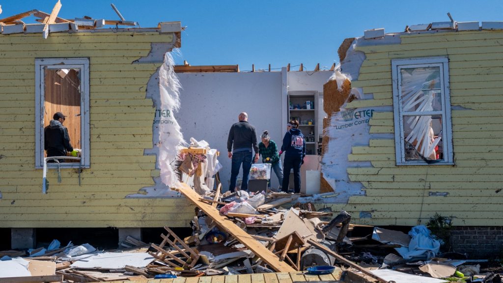 Vídeo: homem é atingido por tornado ao filmar tempestade