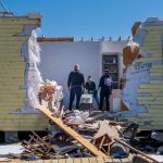 Vídeo: homem é atingido por tornado ao filmar tempestade