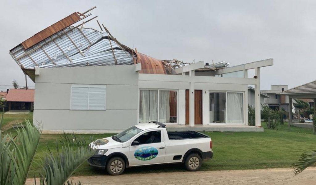 Vendavais causam destruição na passagem da frente fria