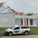 Vendavais causam destruição na passagem da frente fria