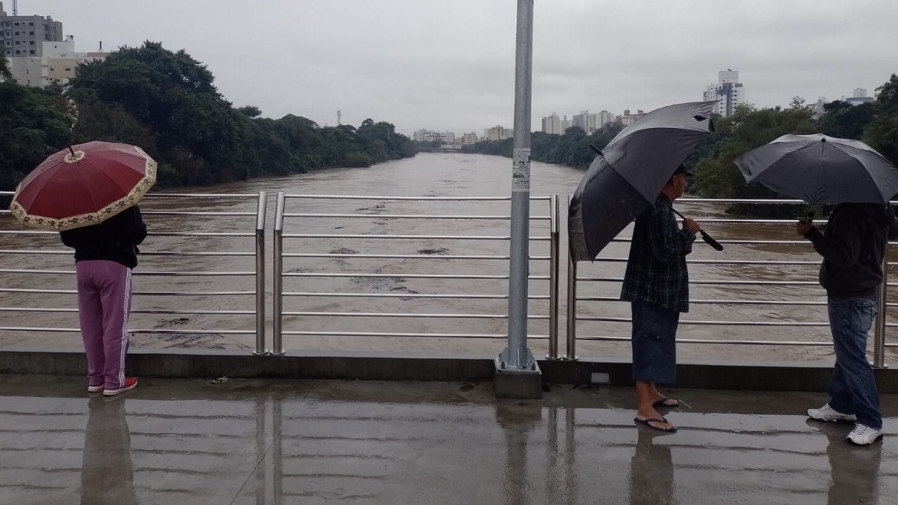 <span class="entry-title-primary">**ALERTA** Situação vai se agravar muito em Santa Catarina</span> <h2 class="entry-subtitle">Ciclone rente à costa nesta quarta-feira vai gerar enorme aporte de umidade para a Serra com chuva orográfica extrema na região</h2>