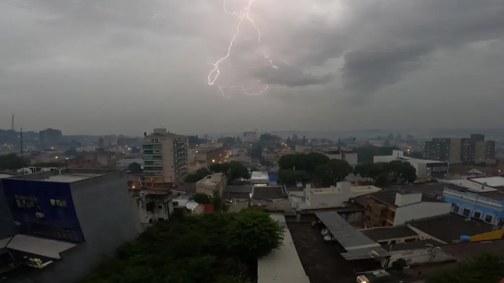 Frente fria avança com chuva e raios após calor passar de 31ºC