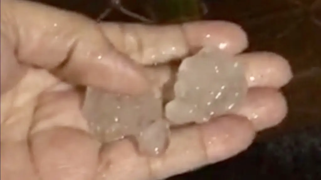 Ciclone se forma na costa e traz ar frio após chuva e granizo