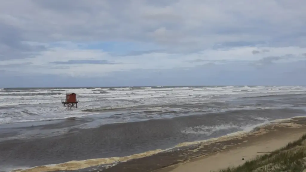 Mar avança na costa com primeiro de dois ciclones