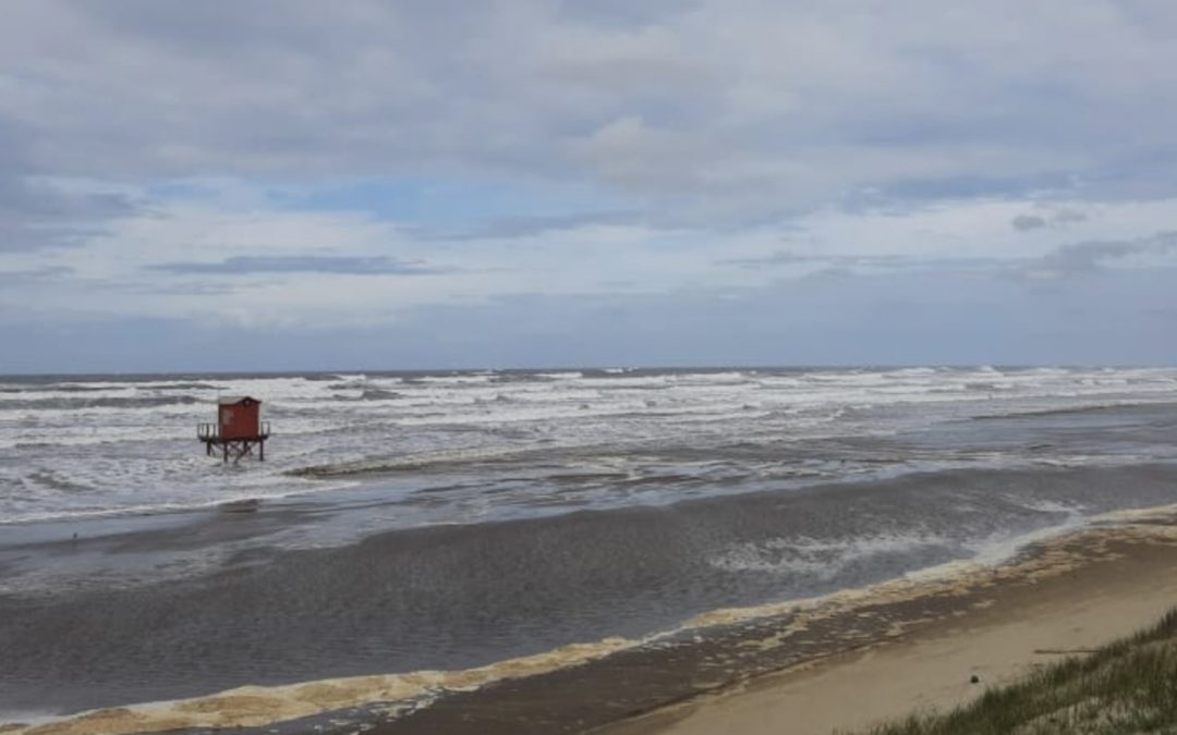 Mar avança na costa com primeiro de dois ciclones Ciclone que atua na costa da Argentina hoje não oferece risco enquanto o segundo que se formará é de perigo no Sul do Brasil
