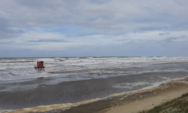 Mar avança na costa com primeiro de dois ciclones