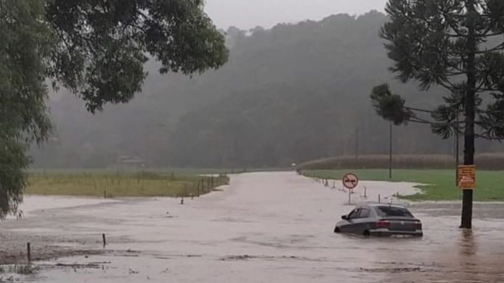 Chuva sem trégua piora situação a cada hora em Santa Catarina