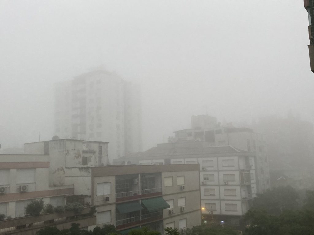 Nevoeiro denso marcou o começo do sábado