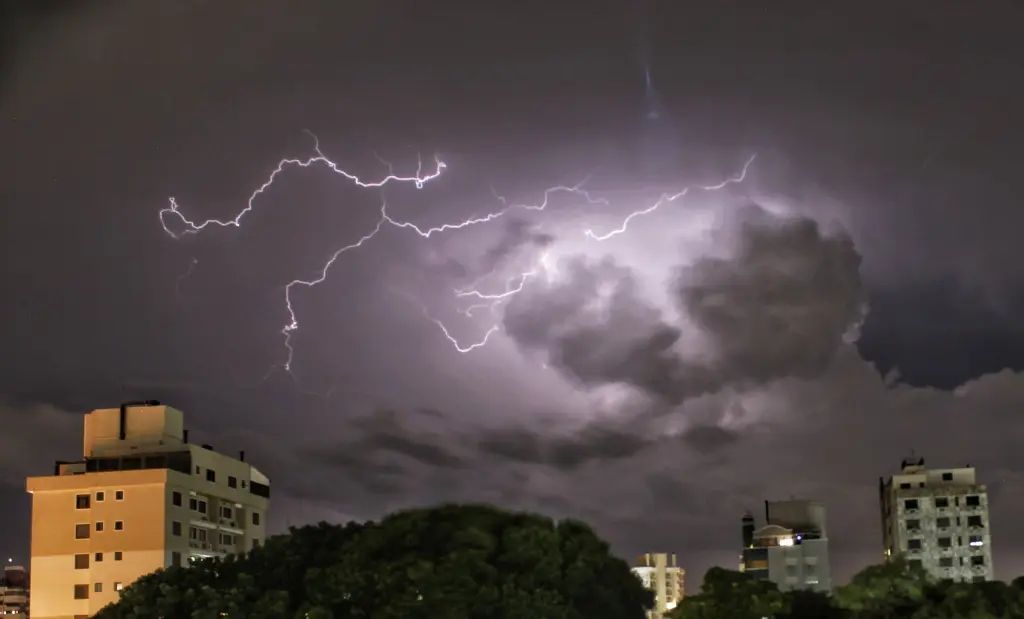 Frente fria traz chuva forte e temporais com raios neste domingo