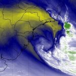 Ciclone ainda atua na costa e começa a se afastar hoje