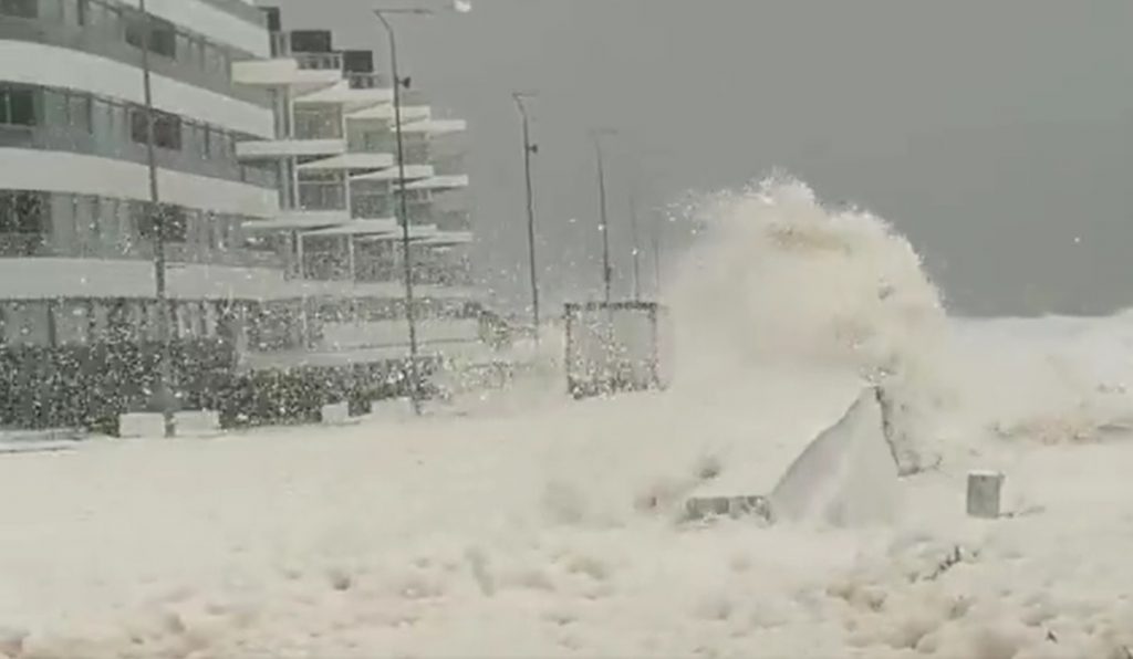 Incríveis imagens de “tempestade de espuma” em Punta del Este