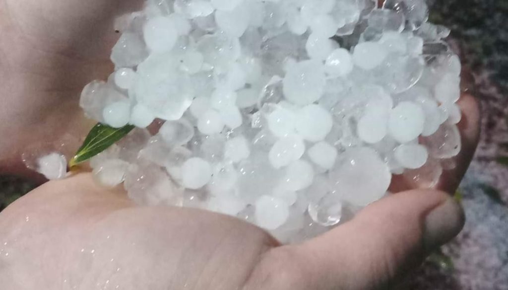 Chuva forte, vento e granizo no avanço da frente fria
