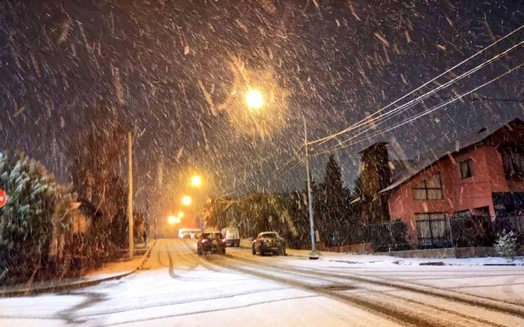 Sul da Argentina tem nevada com ar frio que ruma para o Sul do Brasil Uhsuaia tem sua primeira grande nevada do ano com ar polar que vai avançar até o Sul do Brasil antes de ser bloqueado pelo ar seco no Brasil Central
