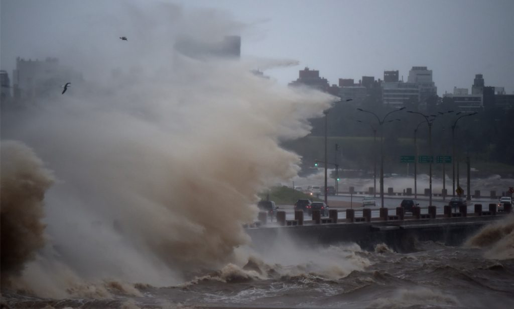 As impressionantes imagens do ciclone Yakecan em Montevidéu