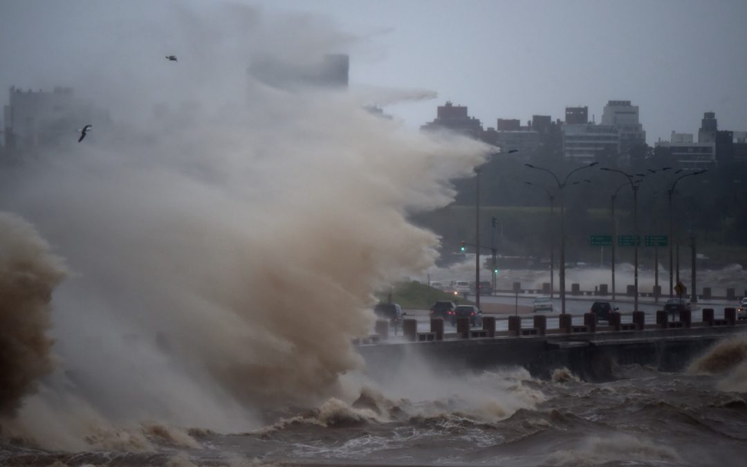 As impressionantes imagens do ciclone Yakecan em Montevidéu Ciclone subtropical trouxe vento de 100 km/h na costa uruguaia com falta de luz, destelhamentos, queda de árvores e uma morte