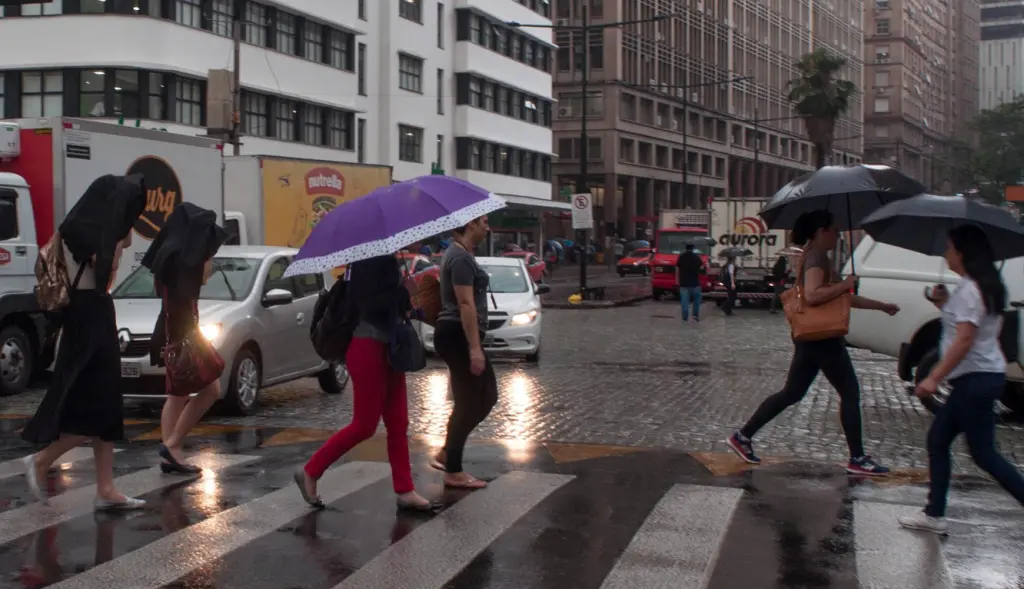 Gaúchos têm chuva, alta umidade e vento hoje com ciclone na costa