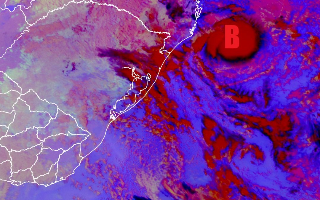 Ciclone se afasta, vento cede e instabilidade prossegue hoje Tempestade Yakecan estava a Leste de Santa Catarina na manhã desta quarta-feira depois de ter deixado dois mortos e quase um milhão de pessoas sem luz