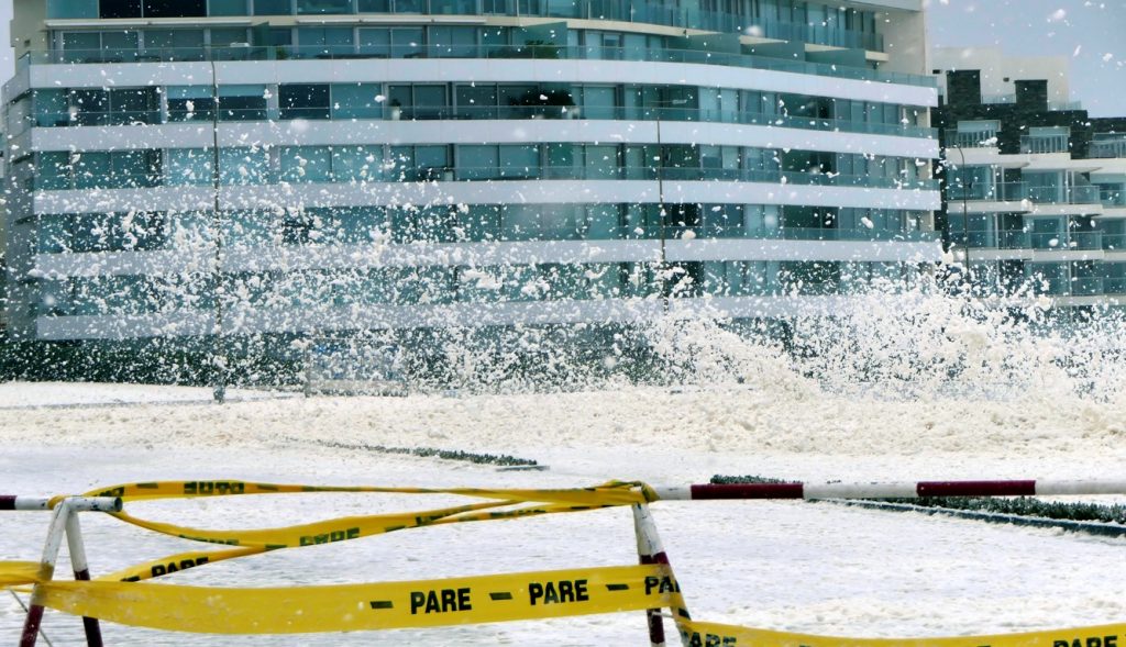 Meteorologista explica espuma que invadiu costa uruguaia