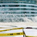 Meteorologista explica espuma que invadiu costa uruguaia