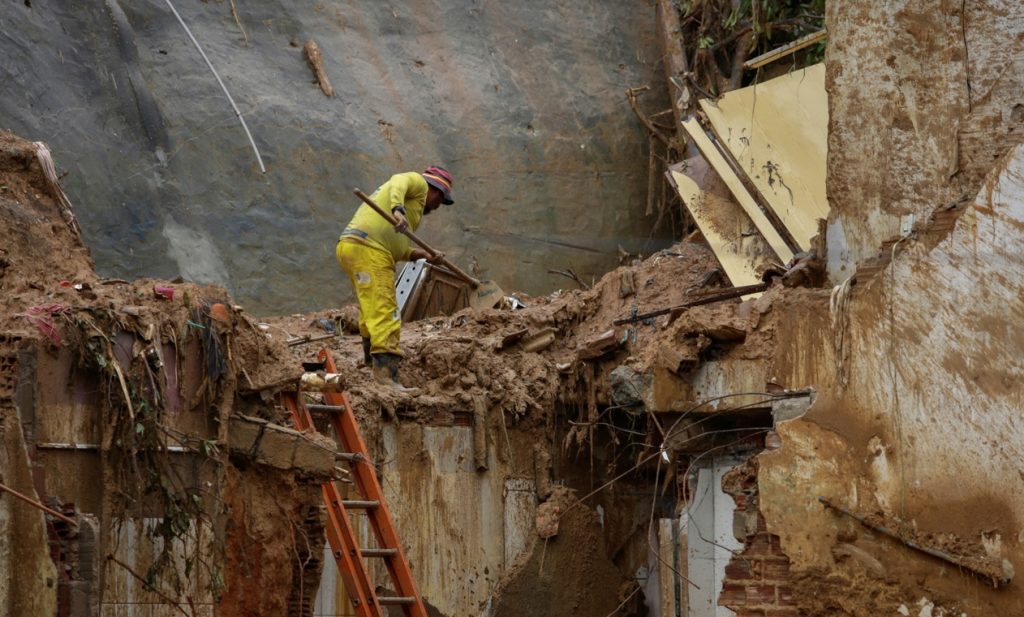 Nordeste tem 111 mortos e mais de 100 mil fora de casa pela chuva