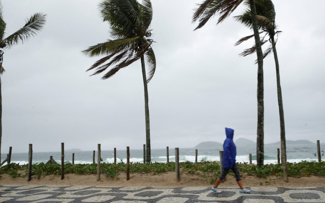 Ciclone Yakecan provoca vento forte no litoral do Rio de Janeiro Rajadas de vento forte a intensas atingiam no começo da tarde desta quinta a cidade do Rio e outros pontos do litoral fluminense