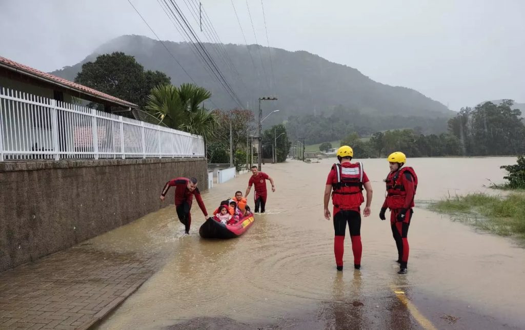 Santa Catarina tem três mortos e 44 mil afetados pela chuva