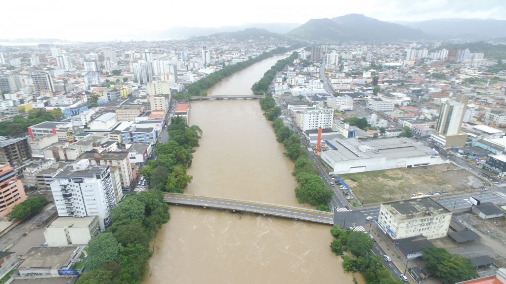 Rio Tubarão transborda e cidade tem alagamentos e falta de luz