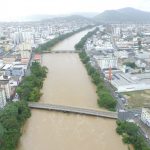Rio Tubarão transborda e cidade tem alagamentos e falta de luz