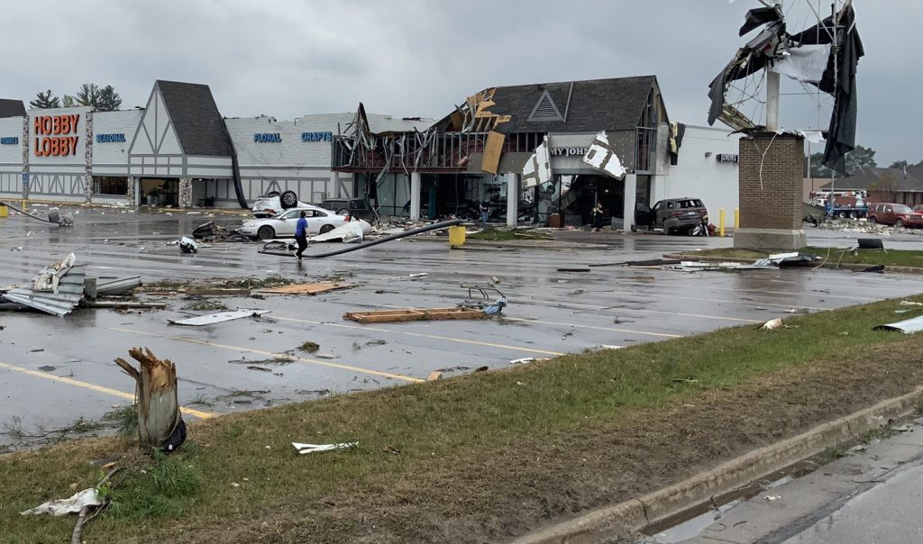 Tornado deixa um morto e dezenas de feridos nos EUA