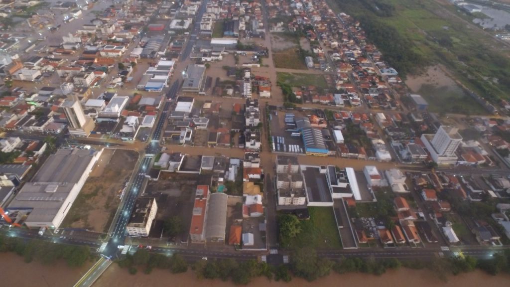 A enchente em Tubarão vista do céu