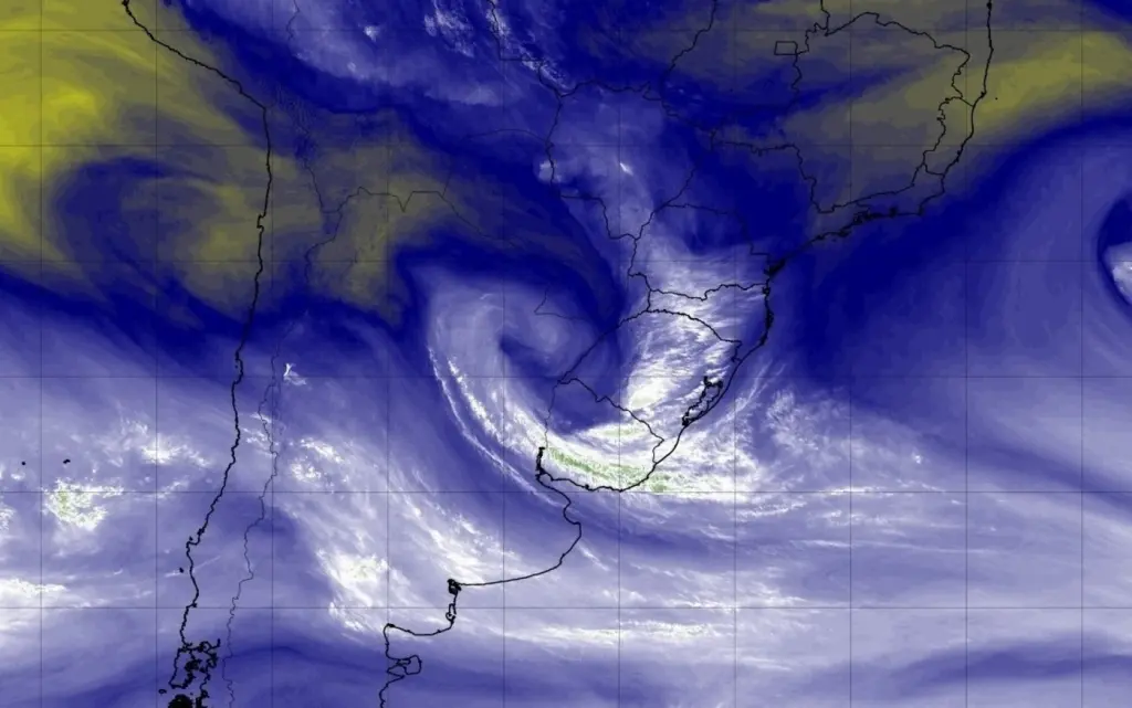 Vórtice ciclônico cobre o Sul do Brasil e muda o tempo